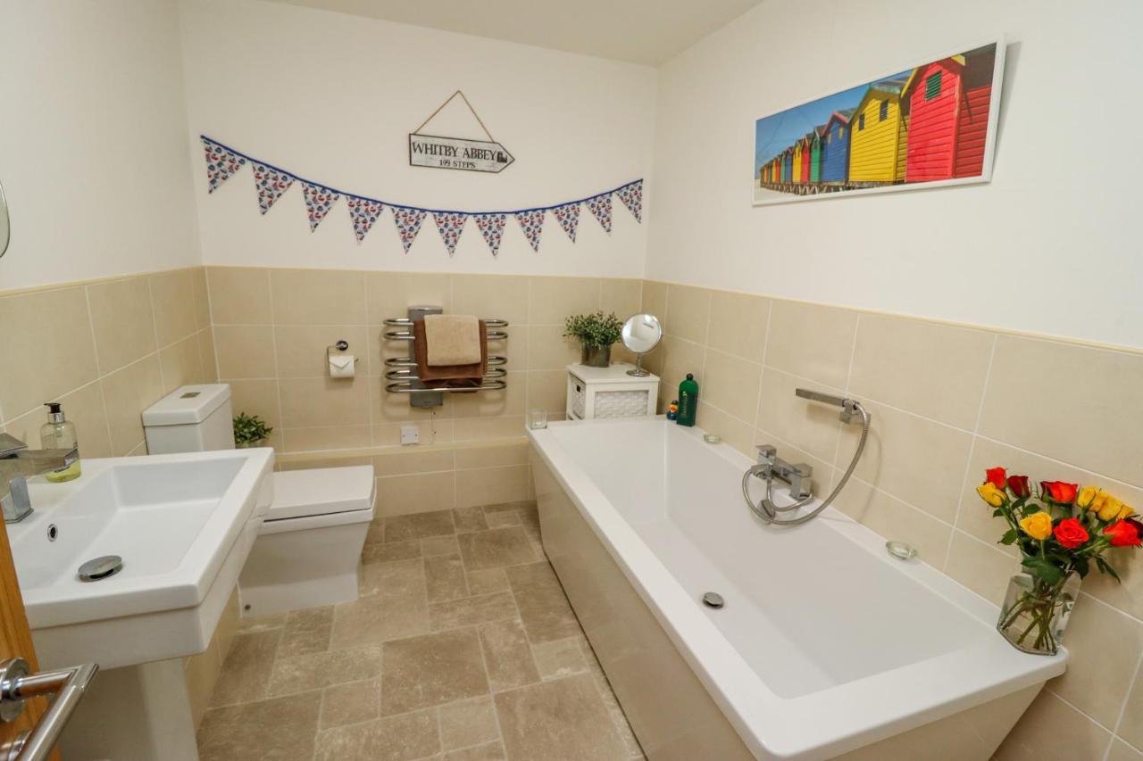 Above & Beyond Apartment Whitby Bagian luar foto