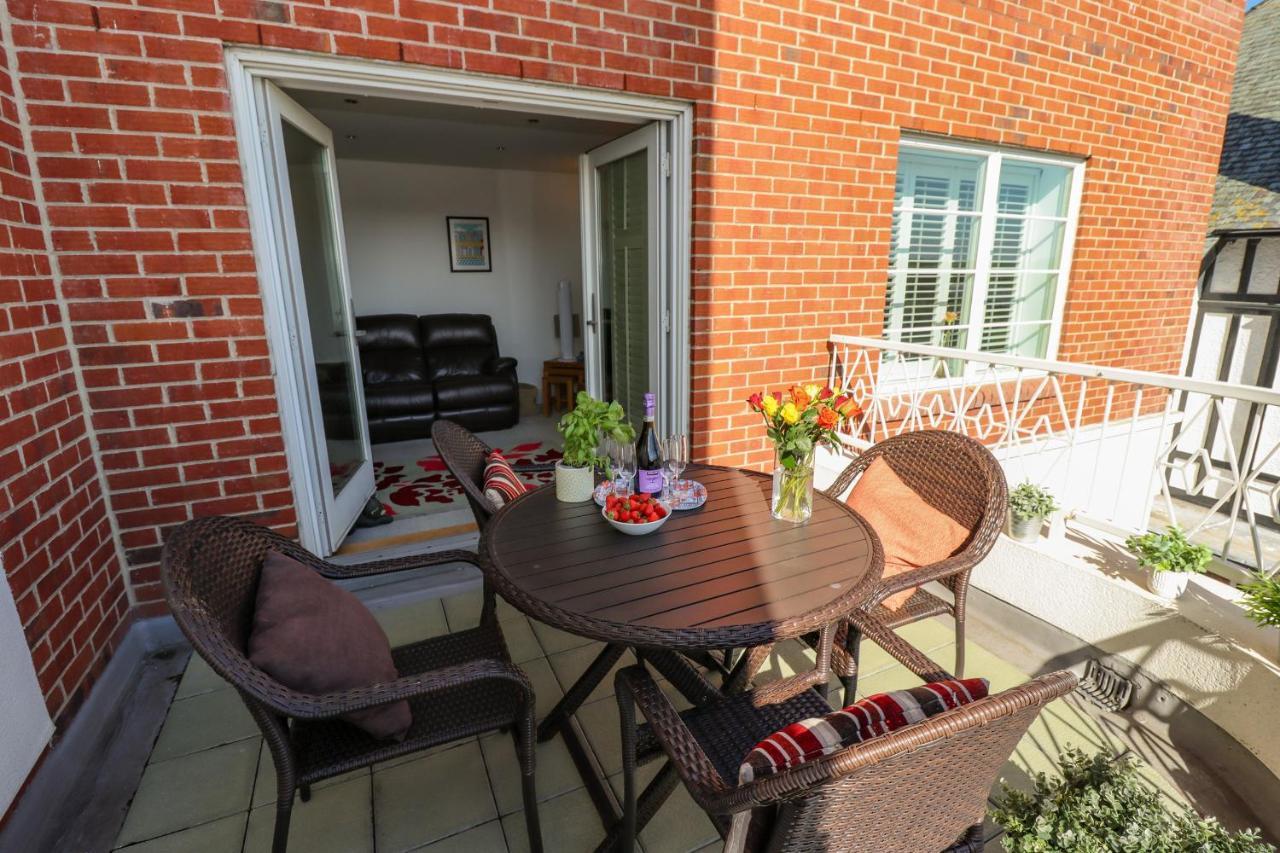 Above & Beyond Apartment Whitby Bagian luar foto