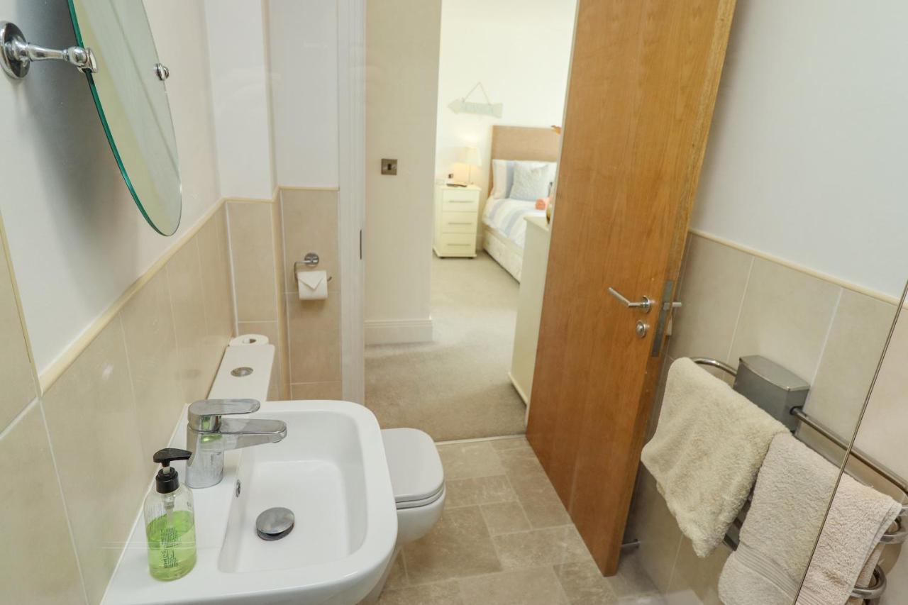 Above & Beyond Apartment Whitby Bagian luar foto